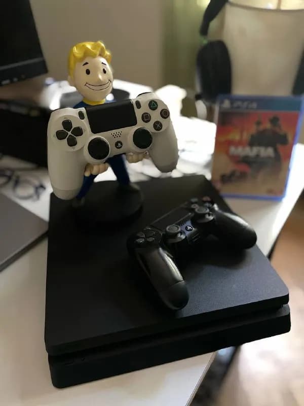 PlayStation 4 1TB в отличном состоянии, либо с одним черным геймпадом либо с двумя сразу. — Тбилиси — 500 ₾