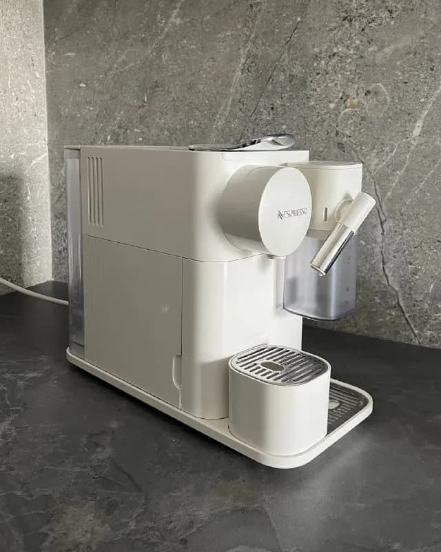 Nespresso Lattissima One — 800 лари/300$ — Тбилиси — 800 ₾