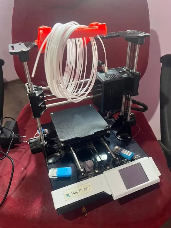 3D-принтер. Использовался всего 2–3 раза. Может печатать небольшие игрушки размером с брелок. — Батуми — 220 ₾