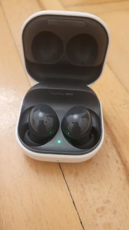 Samsung Galaxy Buds2 Gray. Пользовался пол года, потом левое ухо стало работать тише правого. 100 ла — Тбилиси — 100 ₾