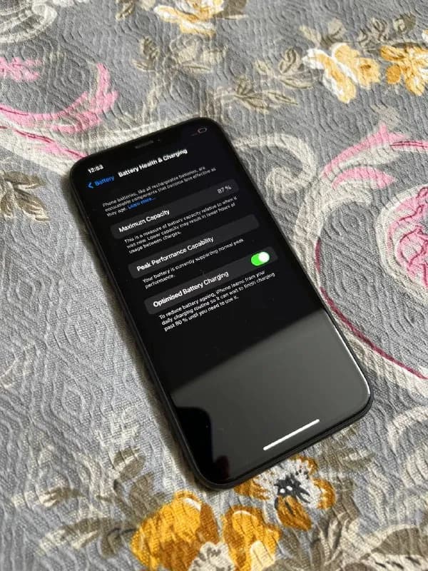 iPhone XR 64 гб, состояние аккумулятора 87%. Носился всегда в чехле и с защитным стеклом. Нет царапи — Тбилиси — 650 ₾