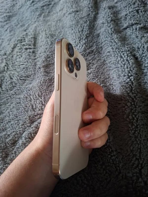 iphone 16 pro на 256 гб цена 2000 лар есть кабель коробка я первый пользователь. Продам наушники Air — Батуми — 2 000 ₾