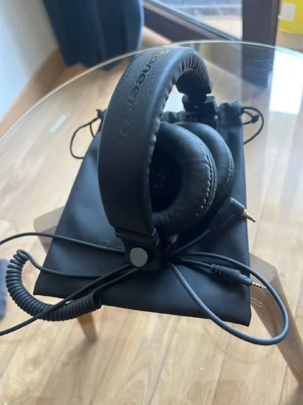 pioneer Dj HDJ-X5, абсолютно новые, в Тбилиси. Цена 240 лари. В придачу с чехлом и с Aux кабелем. Пи — Тбилиси — 240 ₾