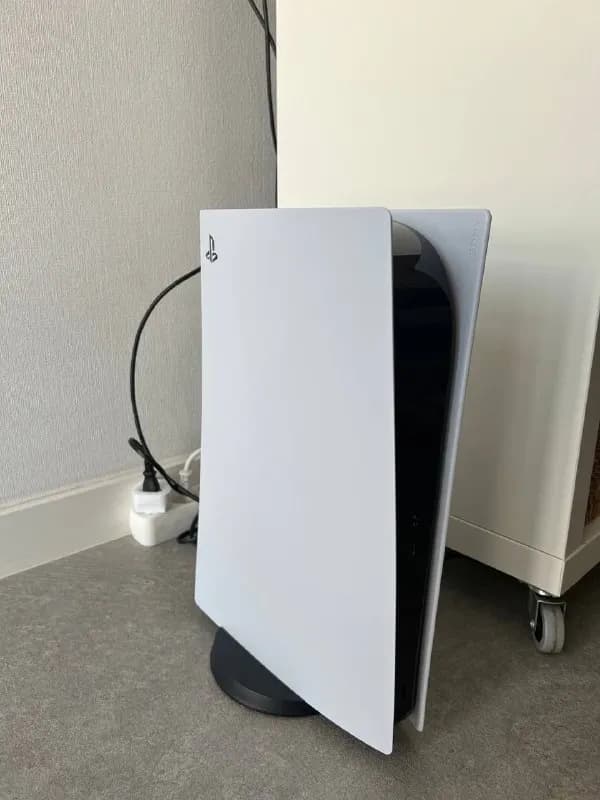 1. PS5 Digital Edition CFI-1200B (последняя ревизия), покупалась в зуммере в апреле состояние новой в — Тбилиси — 1 000 ₾