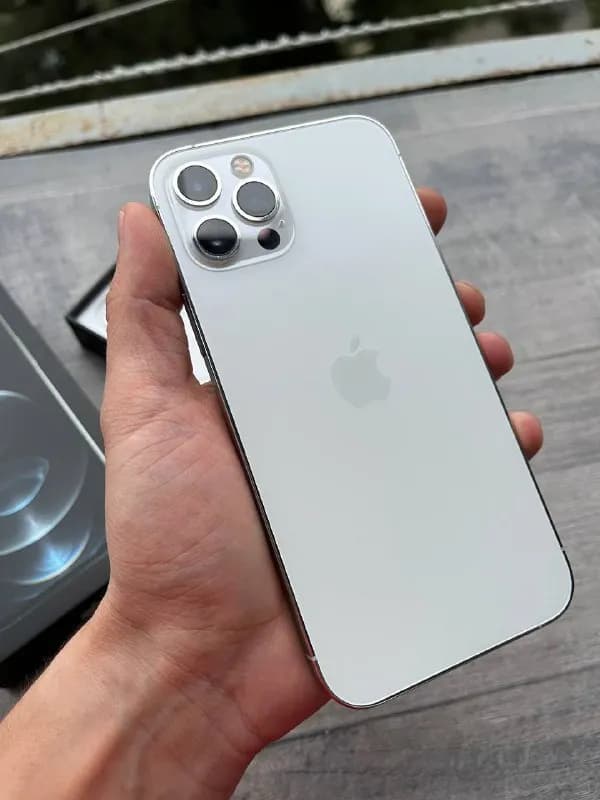 iPhone 12 pro 128gb белый. Состояние почти идеальное. Есть незначительные потертости на гранях (на фо — Тбилиси — 1 560 ₾