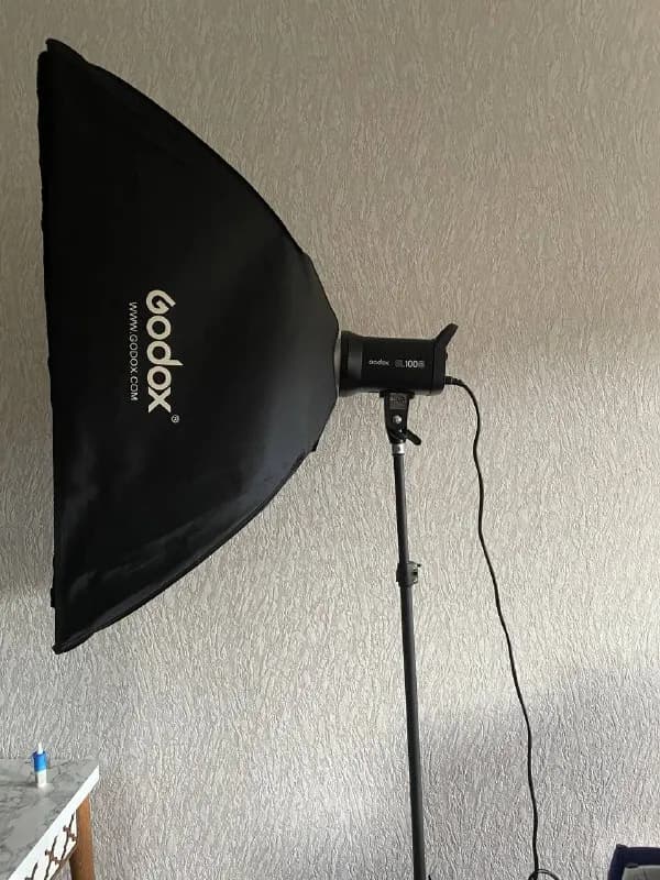 Godox SL100Bi (студийный свет) + Софтбокс Godox SB-FW6090 (60×90см) + стойка — Тбилиси — 650 ₾