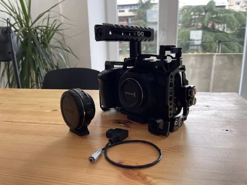 Blackmagic pocket cinema camera 4k в клетке, с ручкой, зажимом под кабель, держателем ssd и крепежом — Тбилиси — 60 $