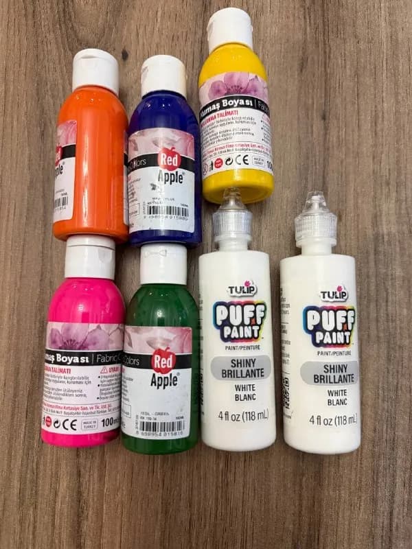 7 баночек красок для росписи ткани. В наборе яркие цвета и 2 краски Tulip Puff Paint для объёмного д — Батуми — 65 ₾
