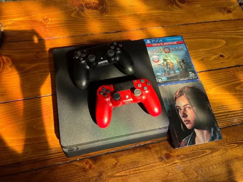 1. Sony Playstation 4 Slim 500gb. Два джойстика, 5 игр, не ломанная, полный комплект. Состояние 4+. — Тбилиси — 380 ₾