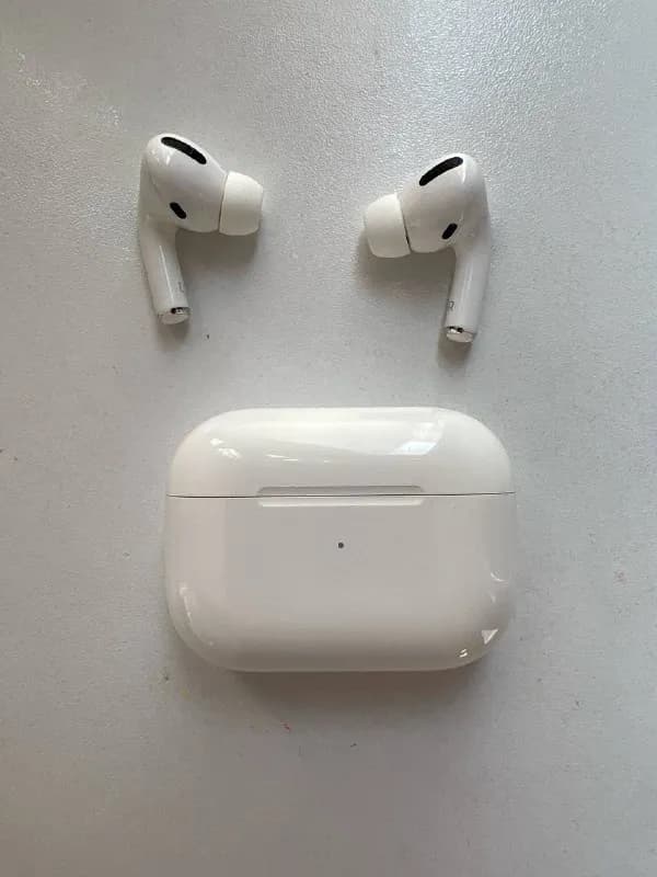 AirPods Pro 1gen, могу в подарок отдать и наушники, но они начали щелкать (распространенная проблема — Тбилиси — 130 ₾