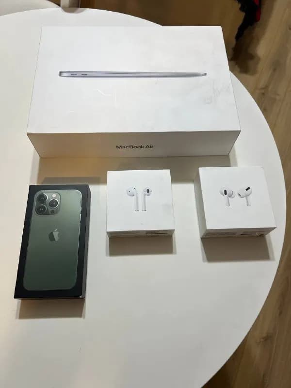 Apple. За все 4 коробки 20 лари. Либо каждая по 10. — Тбилиси — 20 ₾