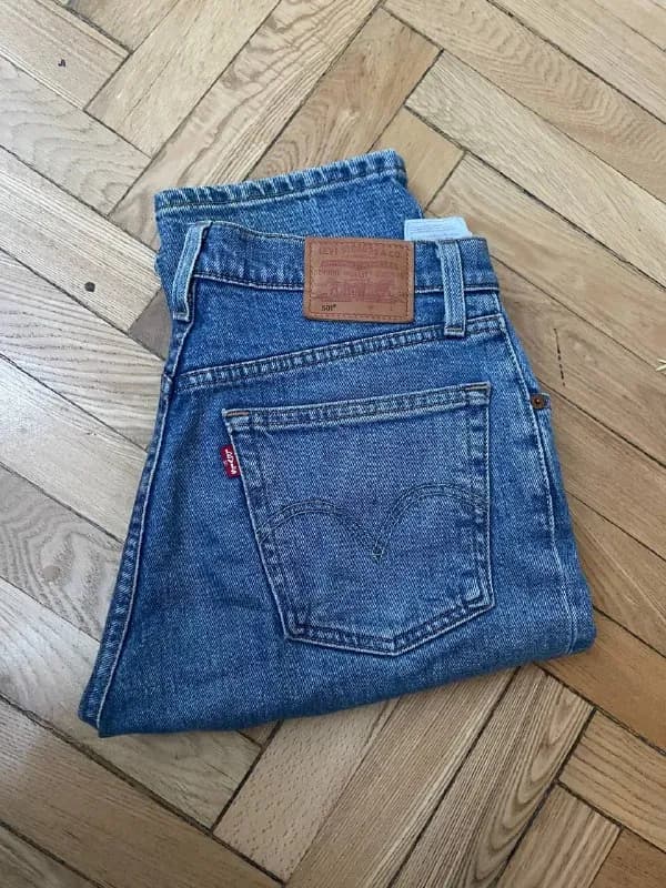 Levi’s культовой 501 модели. Прямые и укороченные, больше фото отправлю в лс. Хорошее состояние — Тбилиси — 100 ₾