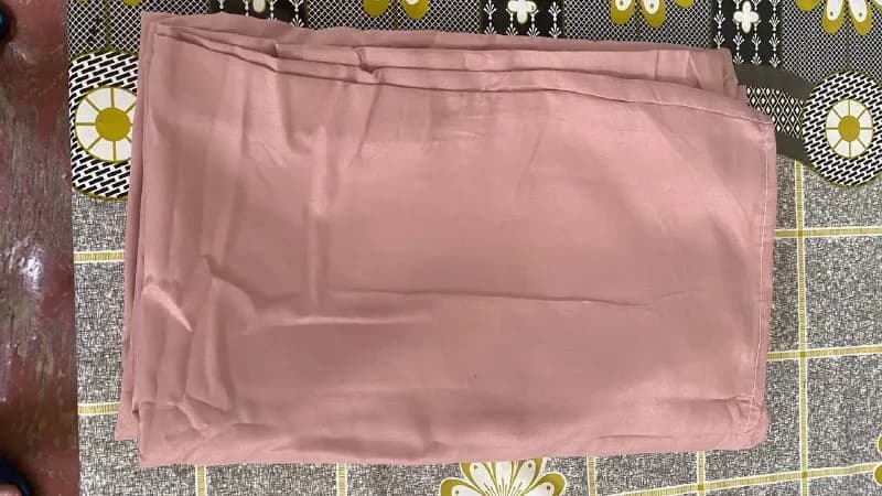 2 наволочки 50×70. Купила вместе с простынью нужного мне размера, а подушки у меня большие. — Тбилиси — 10 ₾