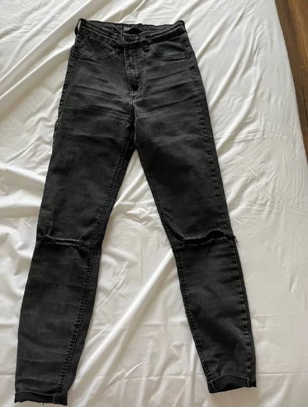 1. Продаю Джинсы Zara в хорошем состоянии с дырками на коленках — Тбилиси — 5 ₾