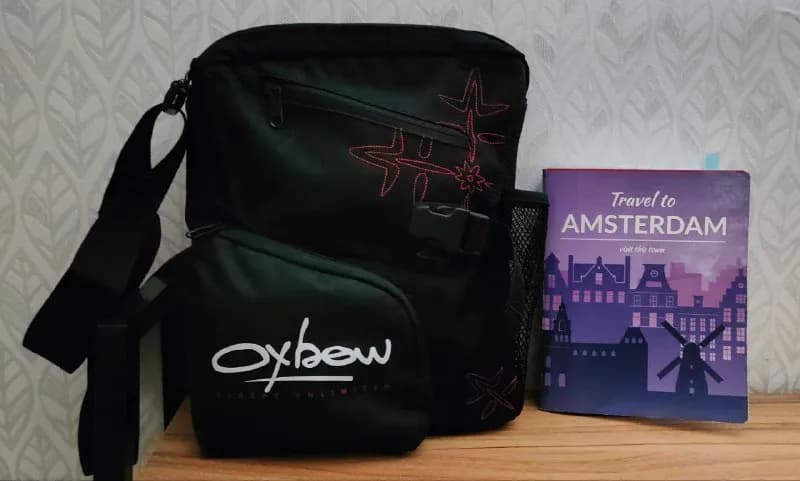 Oxbow- основное отделение, три фронтальных (одно большое с быстрым доступом и два маленьких на молни — Тбилиси — 20 ₾