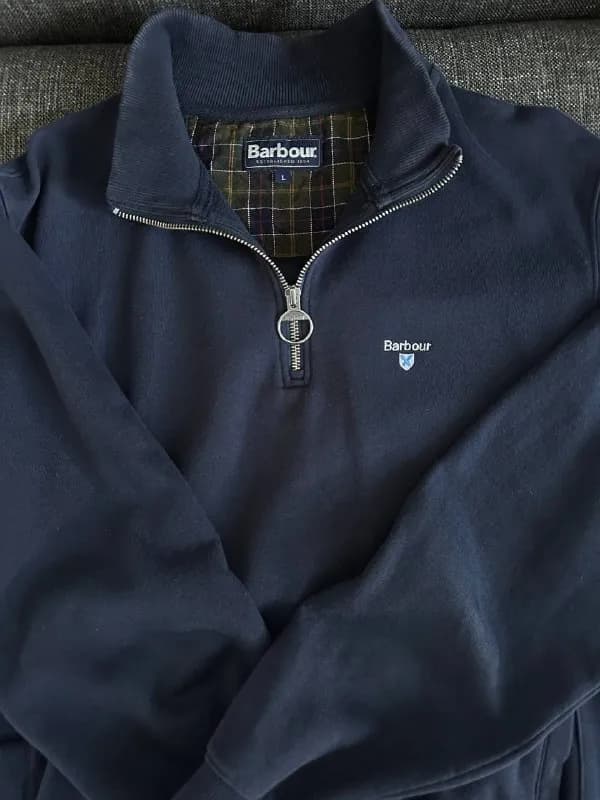 1. Свитшот Barbour. Размер L. Подойдет и на М. Цвет темно синий. Состояние хорошее. Видны незначител — Тбилиси — 50 ₾