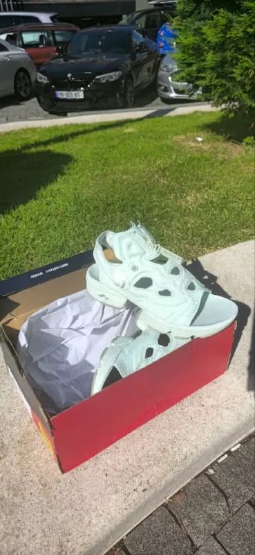 Reebok в мятном цвете, на коробке указан размер 38,5, но они идут на 39-40.Заказывала из Германии, ош — Батуми — 300 ₾