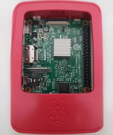 raspberry pi 3 с кейсом, установленными радиаторами и картой памяти 64 гб. 170 лари — Тбилиси — 170 ₾
