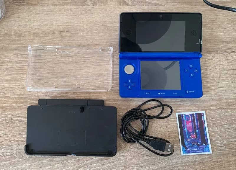Nintendo 3DS с пластиковым чехлом и док станцией. Состояние очень хорошее, работает отлично. — Тбилиси — 320 ₾