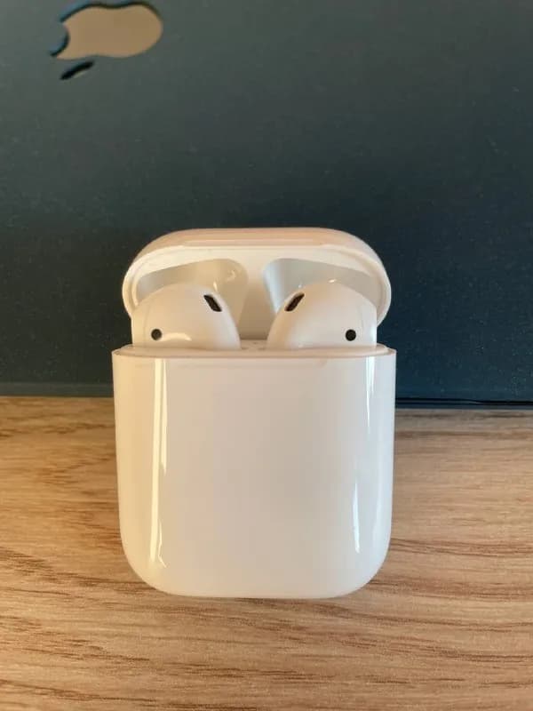 Airpods -2nd gen. Хорошее внешнее состояние, идеальное техническое. Звук чистый. Оригинал. Есть чек — Тбилиси — 160 ₾