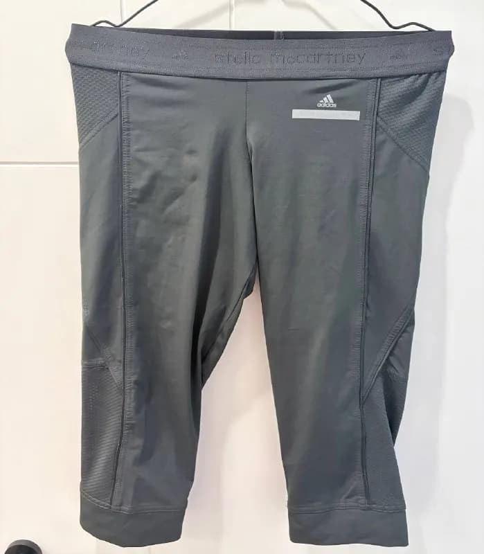1. Шорты ¾ Stella McCartney Adidas, оригинал, размер M. Низкая посадка. 40 лари. Новые — Батуми — 40 ₾