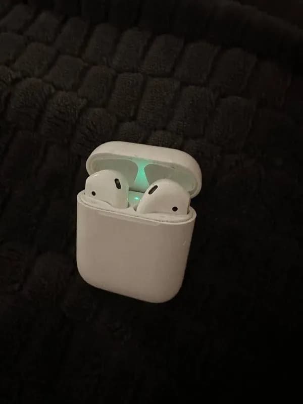 AirPods — 2nd gen. (A2031), оригинал. Хорошее внешнее состояние, звук чистый, но не работают микроф — Тбилиси — 100 ₾