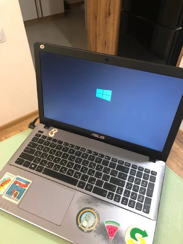 ASUS X550C. Диагональ 15.6. Есть видеокарта gt720m на 2gb, так что ноутбук потянет нетребовательные — Тбилиси — 250 ₾