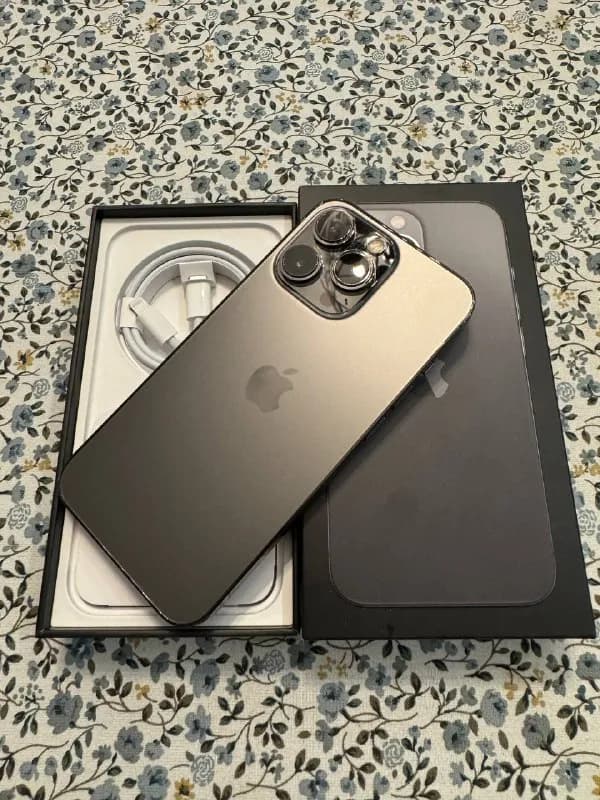 iPhone 13 Pro на 256 Gb (Space Gray). Состояние идеальное, без скол и царапин, всегда в чехле и брон — Тбилиси — 2 500 ₾