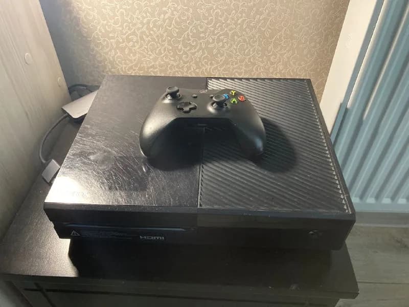 Xbox One c жёстким диском на 500 Гб в хорошем рабочем состоянии. Консоль не вскрывалась. По корпусу — Тбилиси — 300 ₾