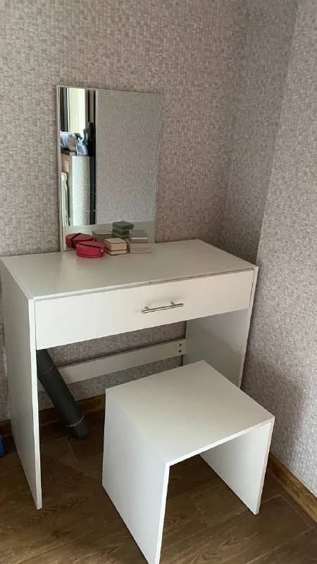 JYSK с небольшим зеркалом. Размеры стола 82*37 см — Тбилиси — 60 ₾