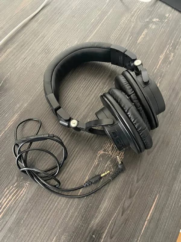Audio Technica — M50Xbt (первая модель) 350 Лари, метро Liberty square/возле парламента. Есть потёр — Тбилиси — 350 ₾
