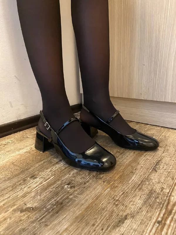 ZARA из черной глянцевой искусственной кожи, надевались 1 раз, отличное состояние. Размер 38, сабурт — Тбилиси — 35 ₾