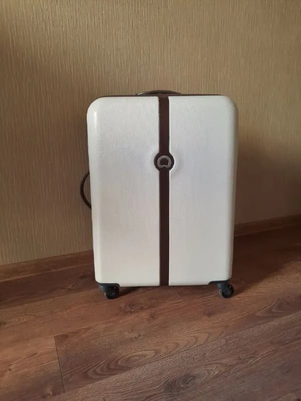 Delsey (Франция) конкурент Samsonite размер М. Цвет приятный беж. В хорошем состоянии: все молнии и — Тбилиси — 135 ₾