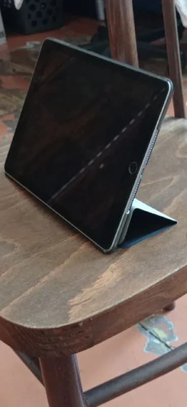 ipad 5 2017. В хорошем. icloud нету. Есть оригинальный кабель, без блока питания. Цена 550 лар. — Тбилиси — 550 ₾