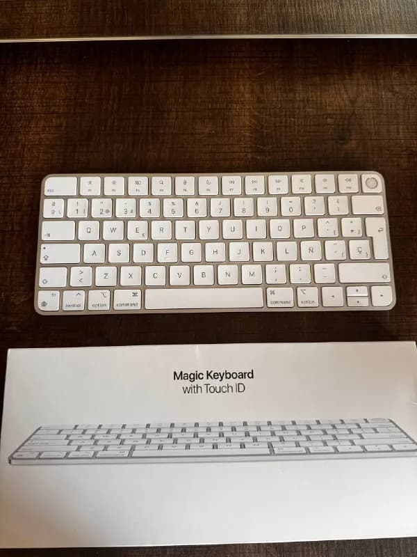 Apple Magic Keyboard with Touch ID. Новая. Пользовался неделю. 350 лар — Тбилиси — 350 ₾
