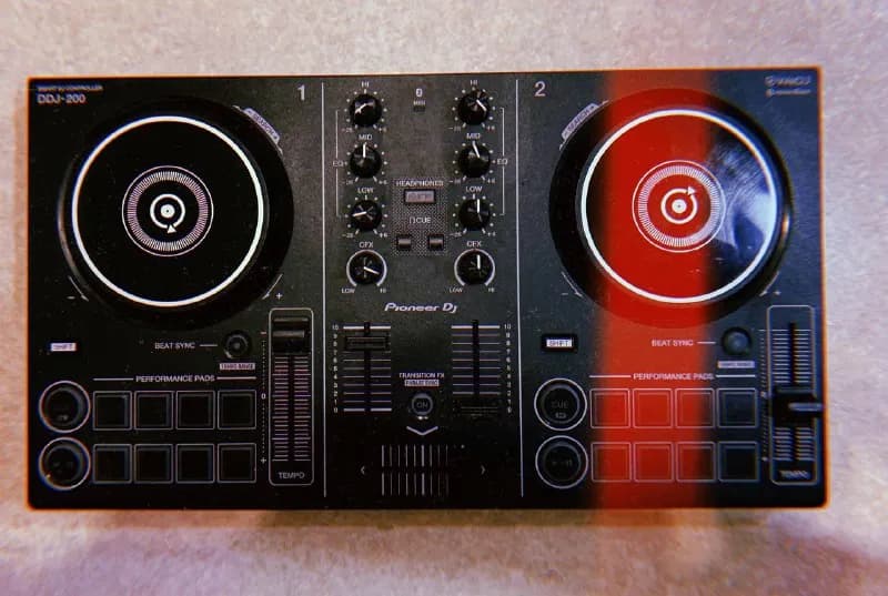 Pioneer DDJ-200. Очень компактные и удобные для обучения или раскачки мероприятия. — Тбилиси — 500 ₾
