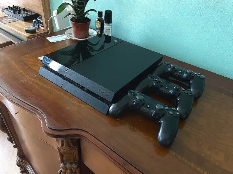 Sony Playstation 4, полностью исправна, 3 официальных джойстика (на одном нет резинок на стиках), HD — Тбилиси — 400 ₾