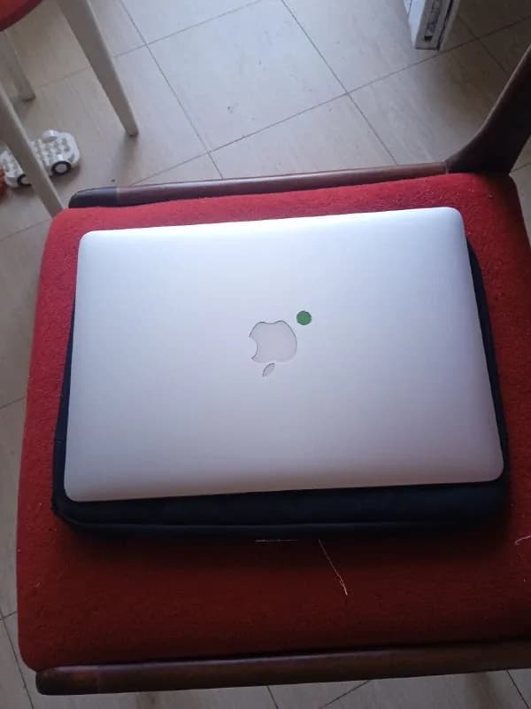 Macbook air, 13 inch, 2015 — Тбилиси — 700 ₾