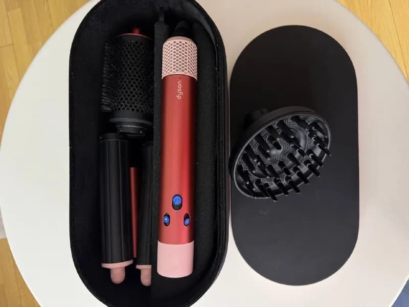 Dyson в идеальном состоянии. В наборе насадка для кудрявых волос. Цвет лимитированный rose gold. 100 — Батуми — 1 000 ₾