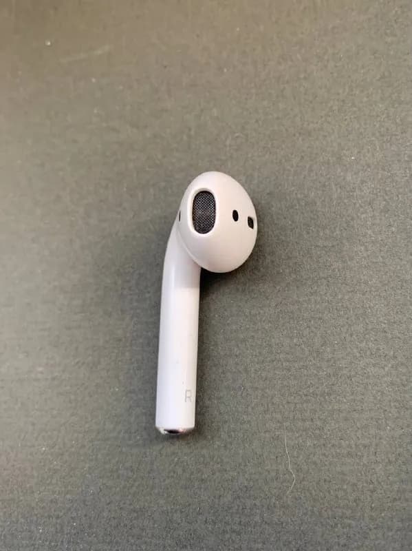 Airpods 2. Оригинал. Заряд держит хорошо. Хорошо почищен. Все функции работают прекрасно, звук громк — Тбилиси — 70 ₾
