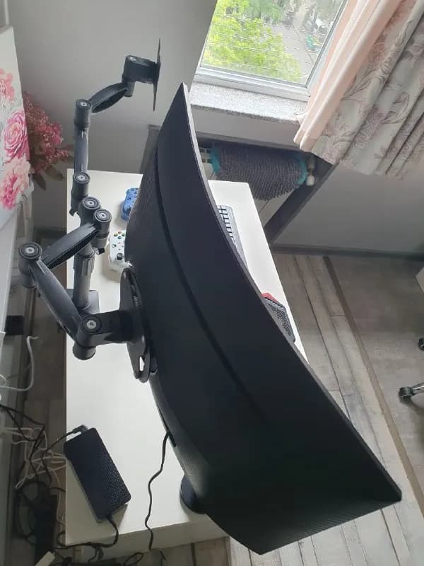 Samsung Odyssey G6 27'' (на фото на кронштейне, подставка и все кабеля есть в комплекте) — Батуми