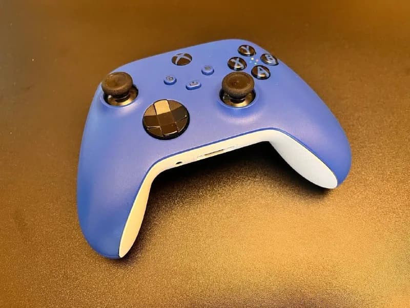 Xbox series controller синего цвета. В очень хорошем состоянии. Колпачки стиков заменены по эстетиче — Тбилиси — 130 ₾