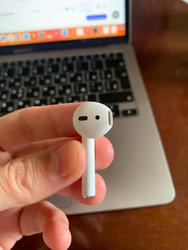 Airpods 2. Оригинал. Заряд держит хорошо. Хорошо почищен. Все функции работают прекрасно, звук громк — Тбилиси — 70 ₾