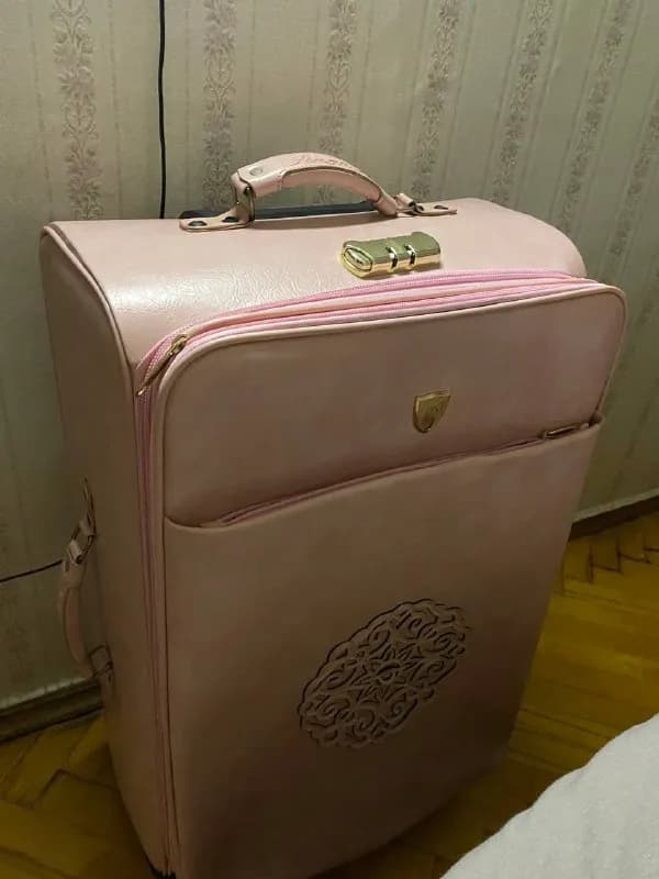 180 лари (торг уместен) он больше розовый не такой как на фото — Тбилиси — 180 ₾