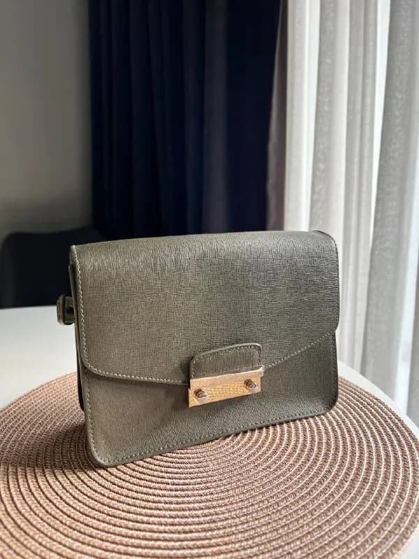 Furla, сломана застежка от длинного ремешка и немного стерлось покрытие на застежке. — Тбилиси — 50 ₾