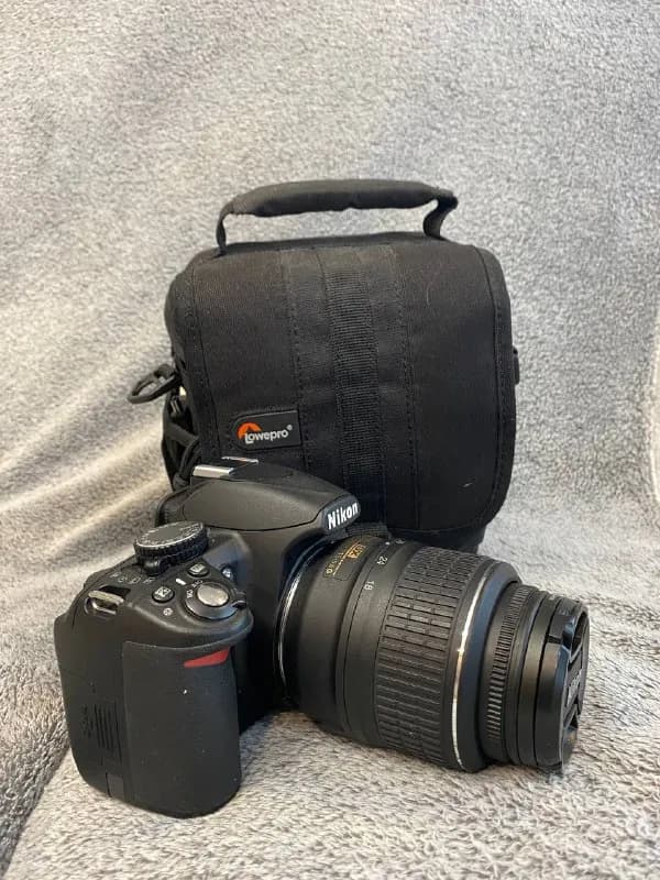 Nikon D3100 с обьективом AF-S Nikkor 18-55mm 1:3.5-5.6G. В комплекте зарядка, сумка и пара проводов — Тбилиси — 360 ₾