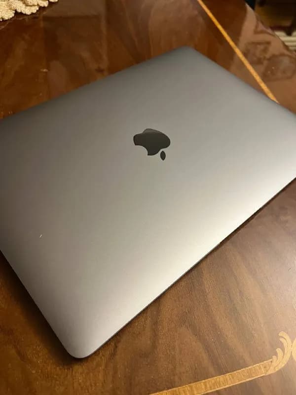 MacBook Air 2018 года, 13 inch, состояние идеальное, в комплекте идет зарядник и кабель — Тбилиси