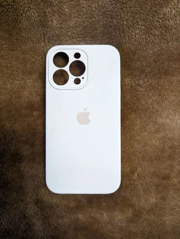 iphone 13 pro, цвет слоновая кость, внутри мягкая ткань для защиты телефона. Сам чехол силиконовый ( — Тбилиси — 2 ₾