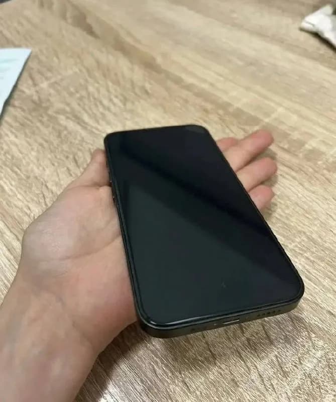 iPhone 13, память 128 гб, с телефоном нет никаких проблем, все отлично работает. С защитным стеклом. — Батуми — 650 ₾