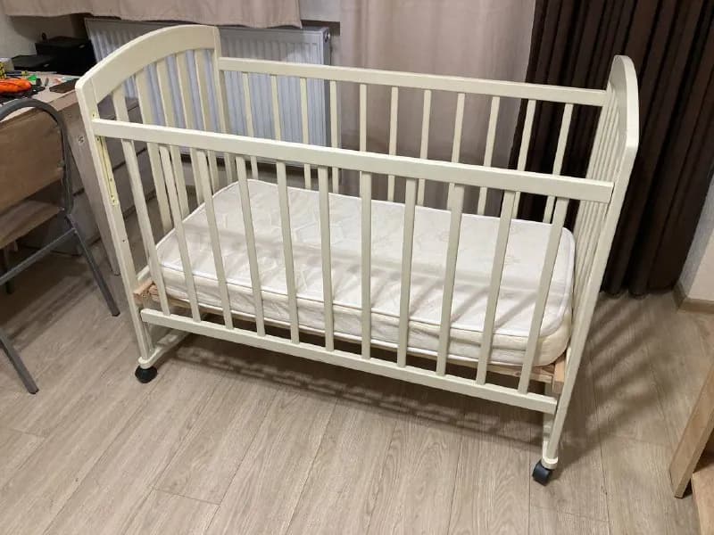 1. Детская кроватка с матрасом. 150 лари — Тбилиси — 150 ₾
